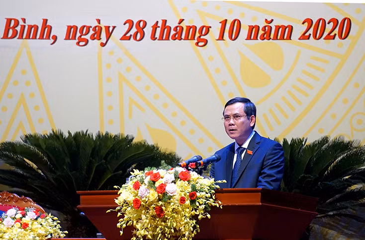 Ông Trần Thắng, Phó Bí thư Thường trực Tỉnh uỷ trình bày báo cáo chính trị trình Đại hội Đảng bộ tỉnh lần thứ XVII, nhiệm kỳ 2020-2025