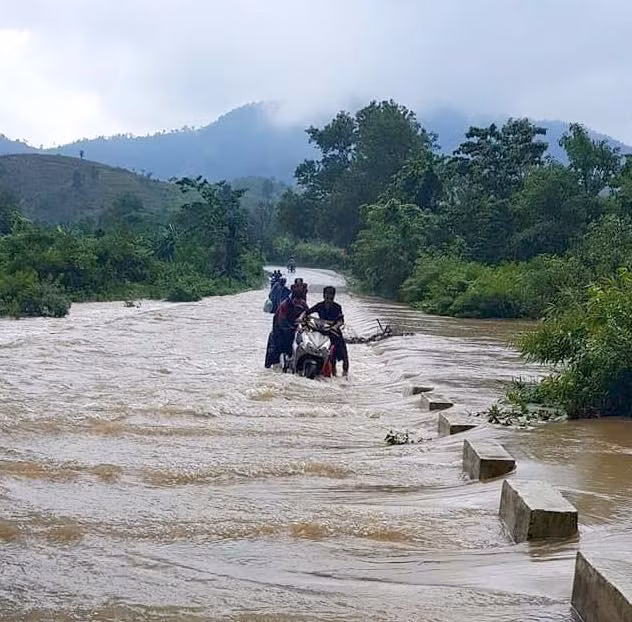 Nước lớn chảy qua ngầm Khe Giữa xã Trường Sơn (Quảng Ninh - Quảng Bình) từ chiều 2/9 (Ảnh FB Tráng Trường Sơn)