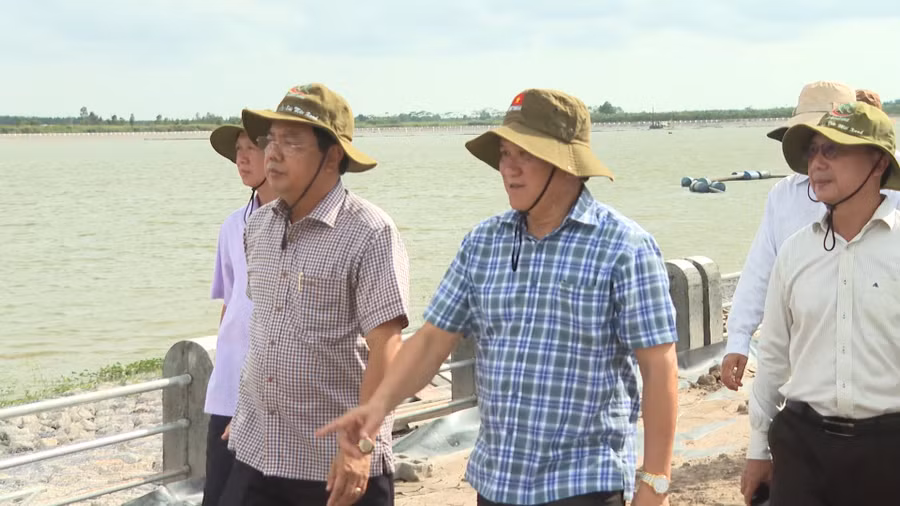 Lãnh đạo tỉnh Cà Mau kiểm tra tiến độ thi công công trình hồ chứa nước ngọt.