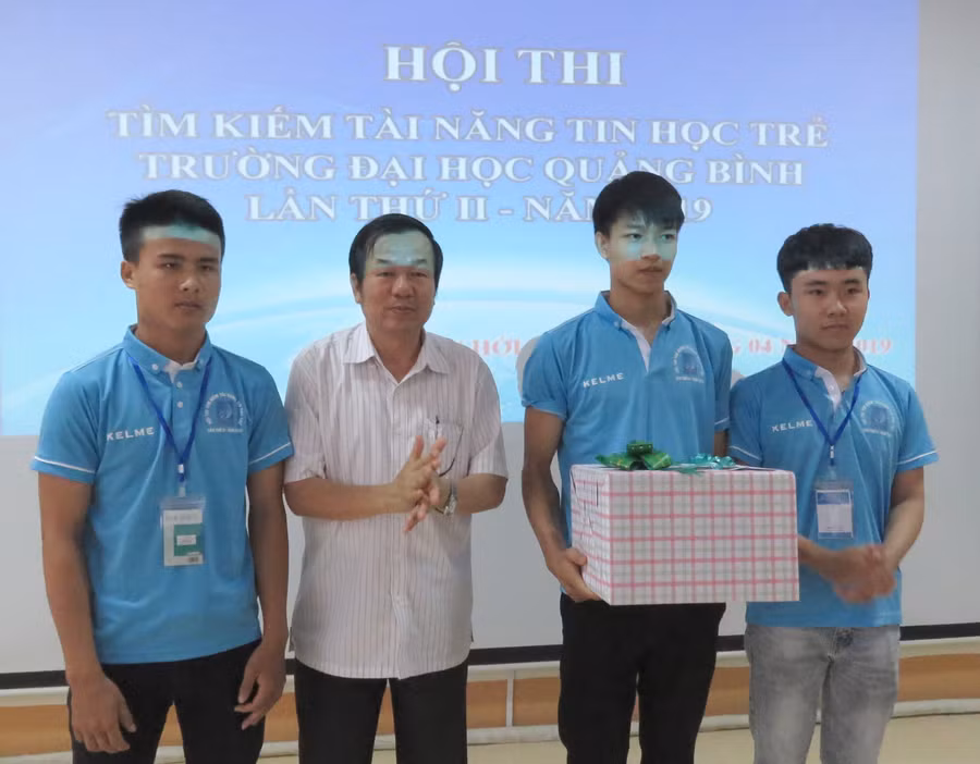 Ông Trần Đình Nhân, phó giám đốc Sở GD&ĐT tỉnh Quảng Bình phần thưởng cho học sinh đạt giải.