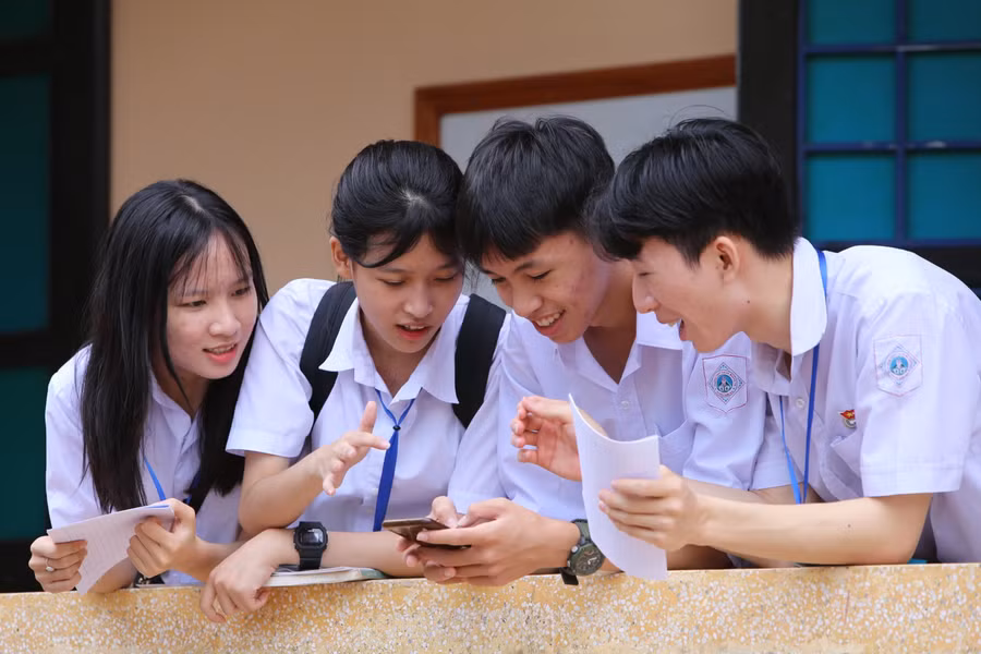 Tuấn Kiệt cùng bạn bè
