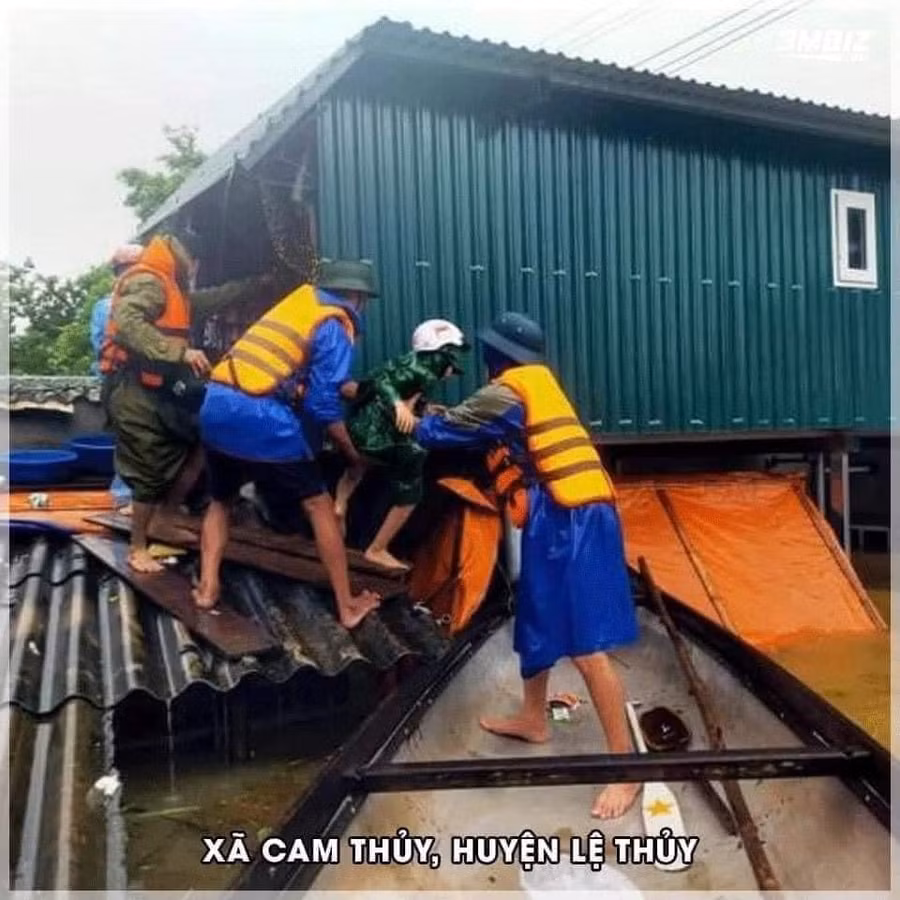 Lực lượng chức năng ứng cứu người dân