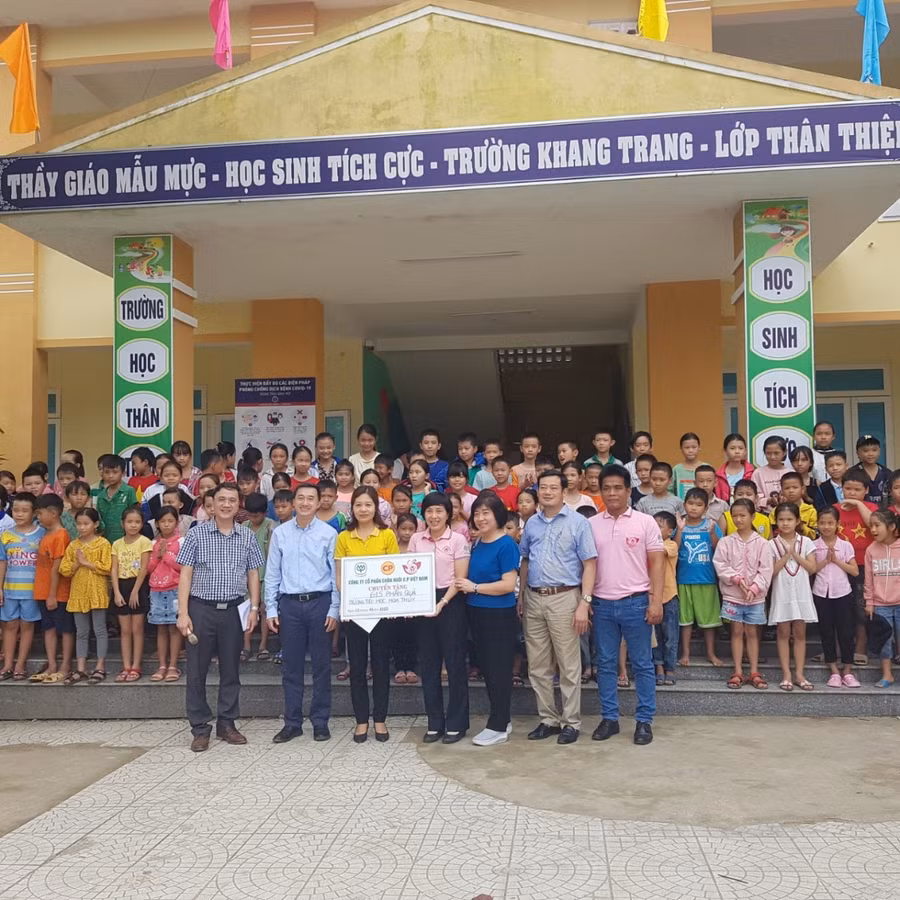 Thứ trưởng Trần Văn Thuấn tặng quà cho học sinh vùng lũ