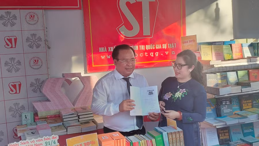 Ông Nguyễn Minh Luân, Phó Chủ tịch UBND tỉnh Cà Mau được ký tặng sách.