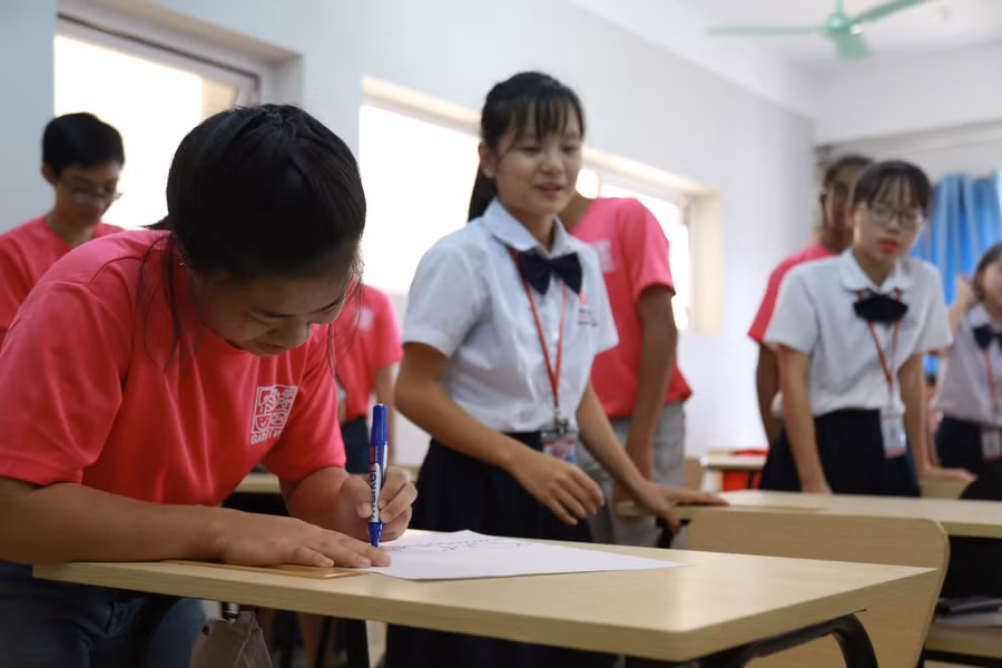 Trò chơi truyền tin của học sinh hai nước thể hiện khả năng nói tiếng anh chuẩn của học sinh thuộc hệ thống giáo dục Chu Văn An