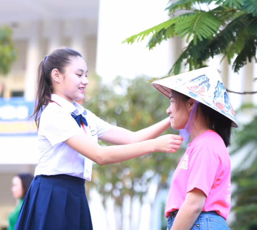Học sinh hệ thống giáo dục Chu Văn An tặng nón lá cho học sinh trường Yisun (Singapore)