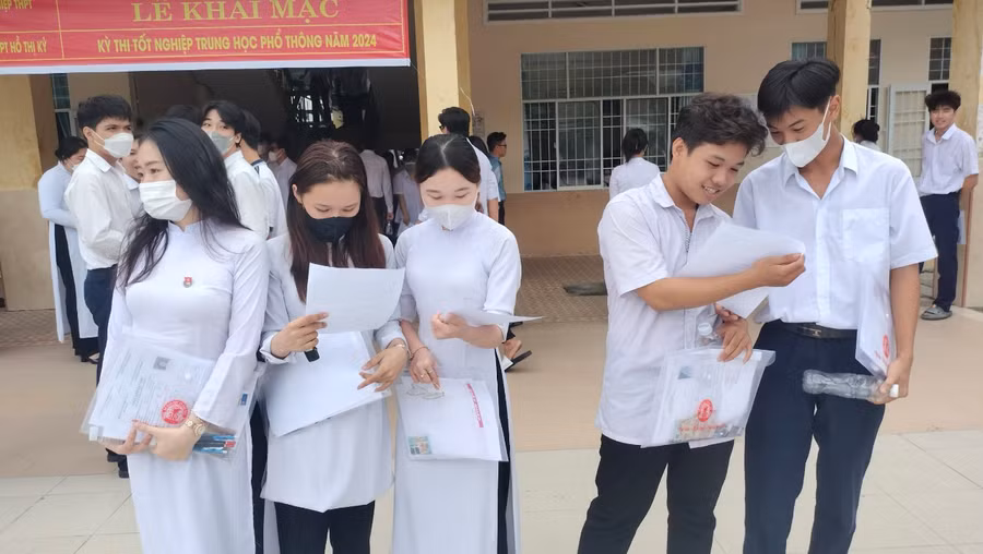 Nhiều thí sinh nhận xét phần đọc hiểu môn Ngữ Văn hơi khó. Nhiều thí sinh nhận xét phần đọc hiểu môn Ngữ Văn hơi khó.
