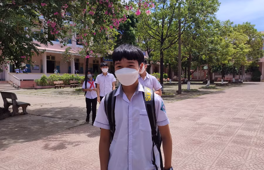 Một thí sinh tươi rói ra về sau khi hoàn thành 2 môn thi đầu tiên.