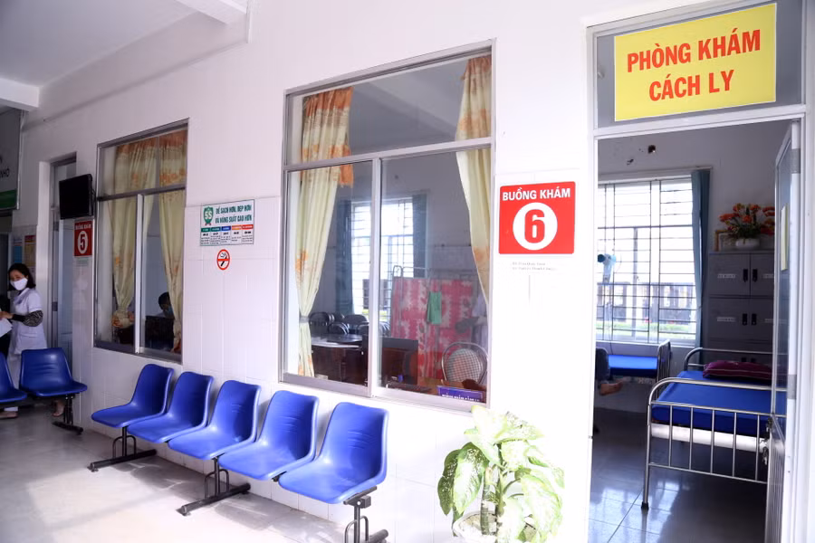 Phòng khám cách li tại bệnh viện Đa khoa huyện Bố Trạch để kiểm tra bệnh nhân nghi nhiễm nCoV trước khi đưa vào các khu điều trị nhiễm dịch nCoV được Bộ Y tế cho phép. Phòng khám cách li tại bệnh viện Đa khoa huyện Bố Trạch để kiểm tra bệnh nhân nghi nhiễm nCoV trước khi đưa vào các khu điều trị nhiễm dịch nCoV được Bộ Y tế cho phép.
