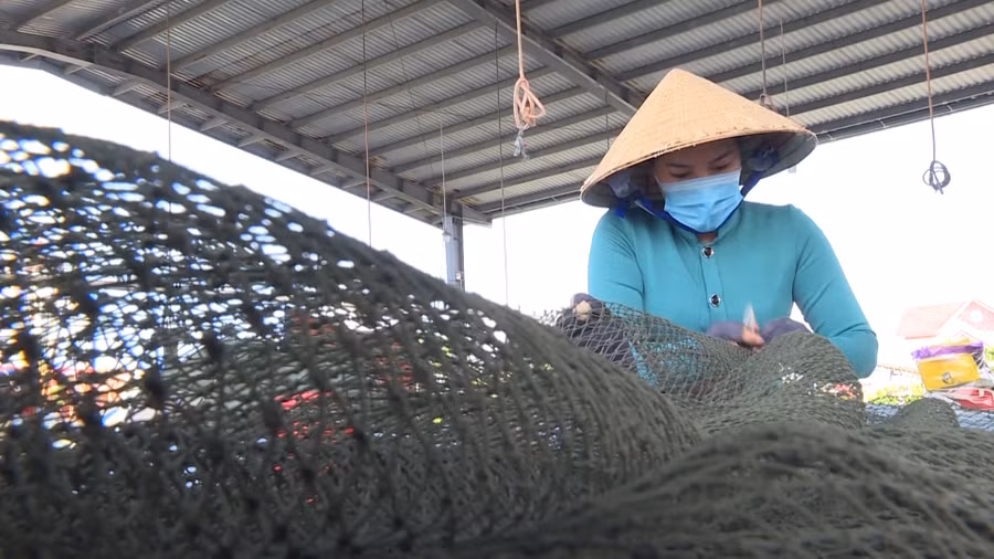 Phụ nữ TT Sông Đốc tham gia tổ hợp tác vá lưới kiếm thêm thu nhập.