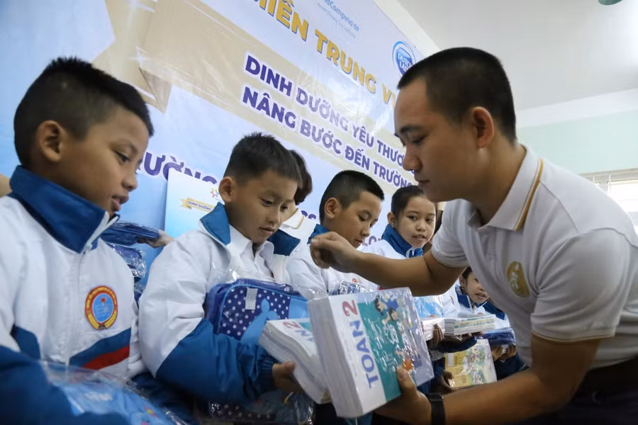Đại diện Tập đoàn FrieslandCampina tặng quà cho học sinh