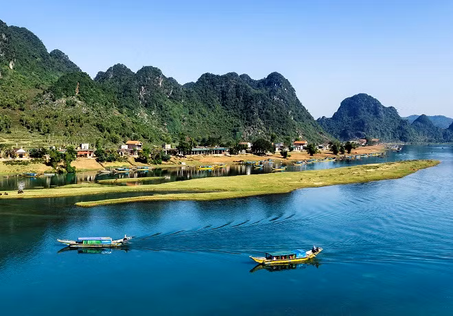 Một góc bình yên bên sông Son tại Phong Nha - Kẻ Bàng (Quảng Bình).