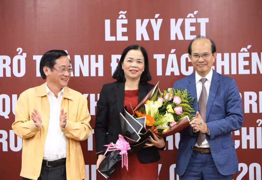 Ông Hồ Đại Nam, Trưởng Ban Tuyên giáo Tỉnh ủy tỉnh Quảng Trị tặng hoa chúc mừng nhà trường.