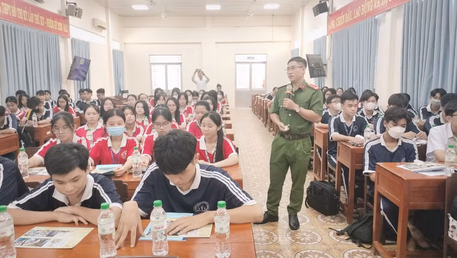 Đại úy Bùi Quốc Sách, Công an tỉnh Cà Mau phổ biến kiến thức phòng, chống ma túy trong học đường. Đại úy Bùi Quốc Sách, Công an tỉnh Cà Mau phổ biến kiến thức phòng, chống ma túy trong học đường.