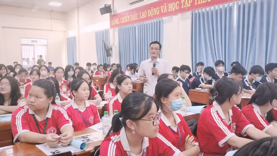 Ông Lê Minh Quân, Sở GD&ĐT Cà Mau phổ biến kiến thức phòng, chống bạo lực trong học đường. Ông Lê Minh Quân, Sở GD&ĐT Cà Mau phổ biến kiến thức phòng, chống bạo lực trong học đường.