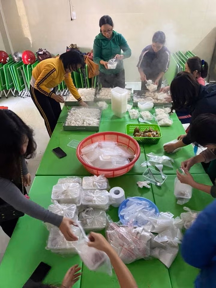 Giáo viên trường TH số 2 Nam Lý (Tp. Đồng Hới - Quảng Bình) nấu cơm để gửi đến giúp đỡ, hỗ trợ người dân vùng lũ Quảng Ninh.
