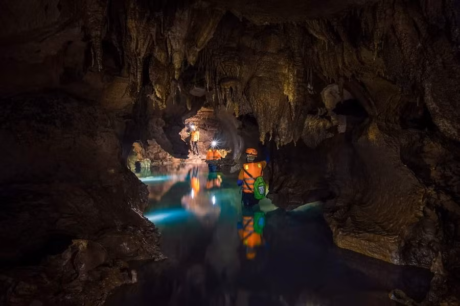 Khám phá hang Chà Lòi