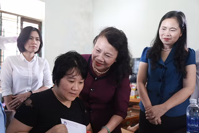 Thứ trưởng Nguyễn Thị Nghĩa cùng đại diện Công đoàn giáo dục Việt Nam tặng quà cho cô giáo Hoàng Thị Thỏa, giáo viên Toán Trường THPT Lê Quý Đôn (huyện Bố Trạch), bị tai nạn giao thông, hôn mê sâu, hiện đang điều trị phục hồi chức năng.