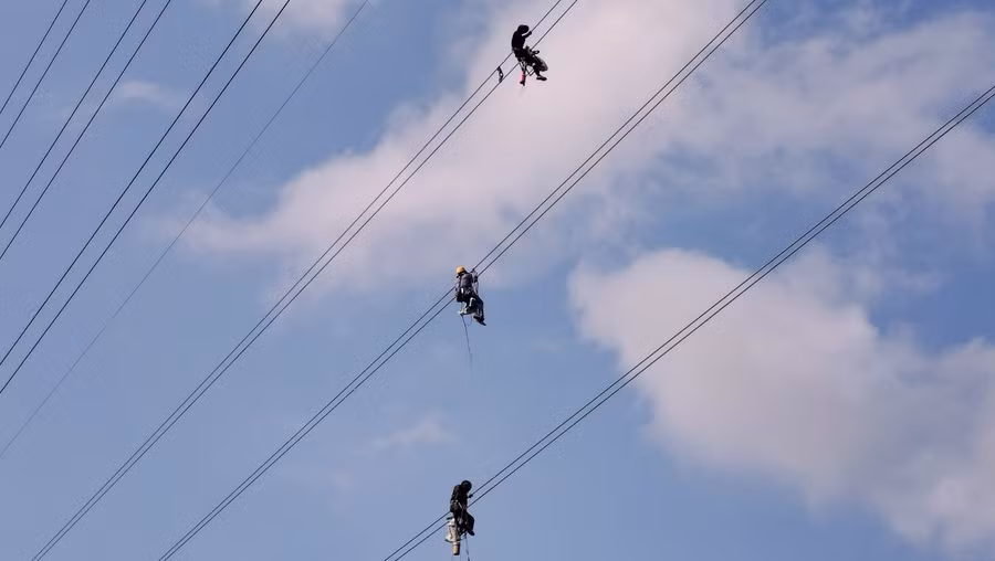 Nhân viên Công ty Điện lực Cà Mau sửa chữa hệ thống lưới điện đảm bảo cung ứng điện trong mùa khô.