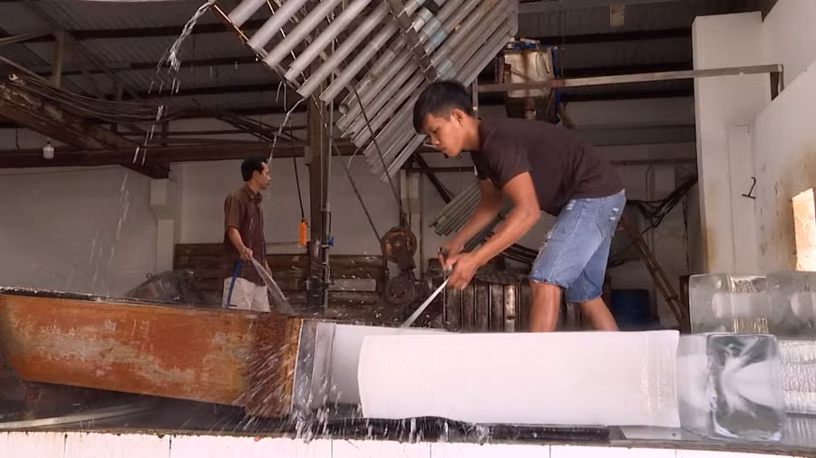 Nhiều hộ gia đình, cơ sở sản xuất kinh doanh nhận hóa đơn tiền điện tăng cao trong các tháng 3 và 4.