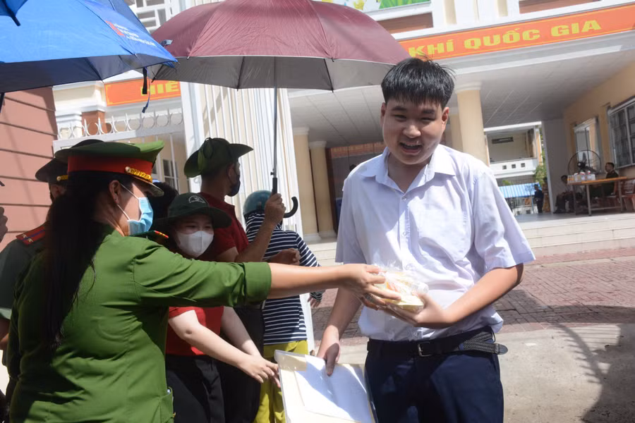 Hỗ trợ thức ăn cho thí sinh trước khi thi (ảnh tư liệu). Hỗ trợ thức ăn cho thí sinh trước khi thi (ảnh tư liệu).