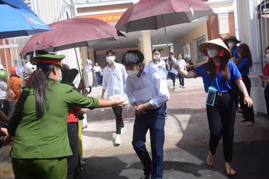 Đoàn viên hỗ trợ thí sinh (ảnh tư liệu)