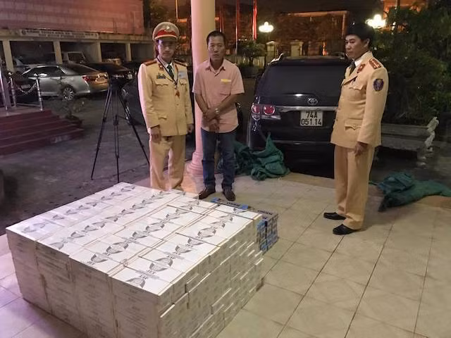 Số thuốc lá không rõ nguồn gốc xuất xứ được vận chuyển trên xe ô tô bị lực lượng CSGT công an tỉnh Quảng Bình phát hiện bắt giữ