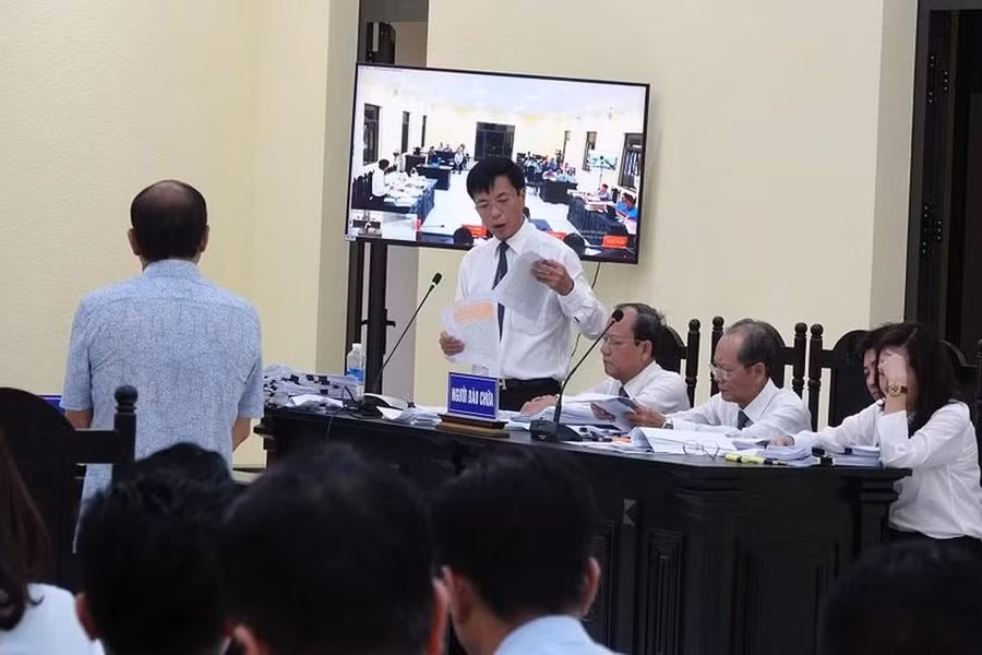 Luật sư hỏi một bị cáo tại Tòa.