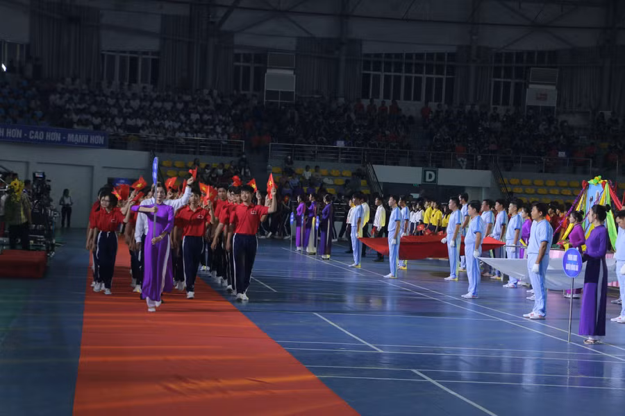Các đơn vị tham gia diễu hành tại lễ khai mạc.