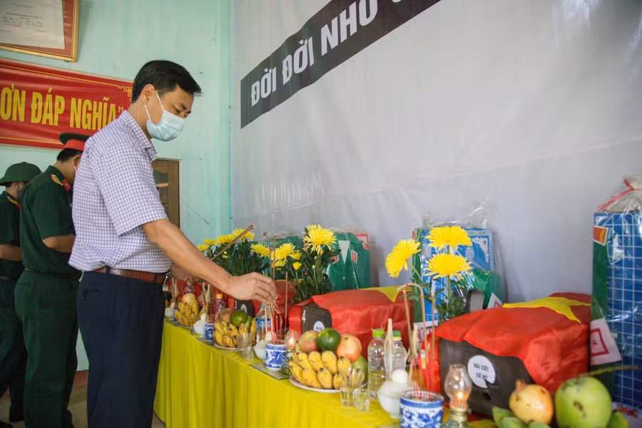 Chính quyền và người dân địa phương dâng hương tri ân các liệt sĩ 