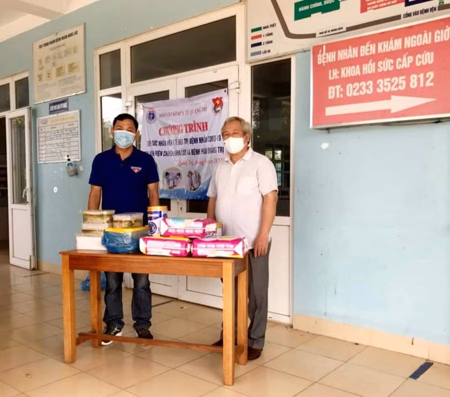 Đoàn Sở Y tế Quảng Trị trao sữa, bỉm hỗ trợ cho 3 trẻ sơ sinh tại Bệnh viện Chuyên khoa lao và bệnh phổi tỉnh Quảng Trị.