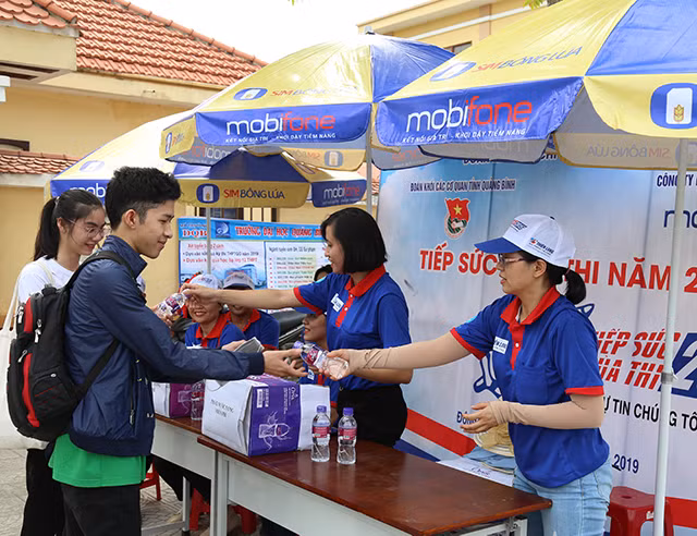 Các đoàn viên tình nguyện của Tỉnh Đoàn Quảng Bình tham gia chương trình "tiếp sức mùa thi" tại trường THPT chuyên Võ Nguyên Giáp (Đồng Hới - Quảng Bình).