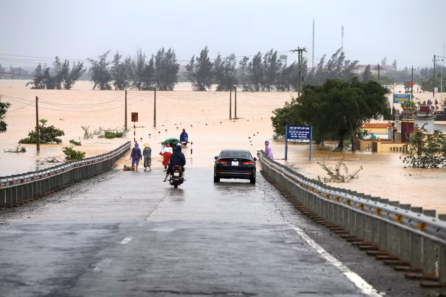 Tuyến đường liên xã ở huyện Quảng Ninh bị ngập trong nước