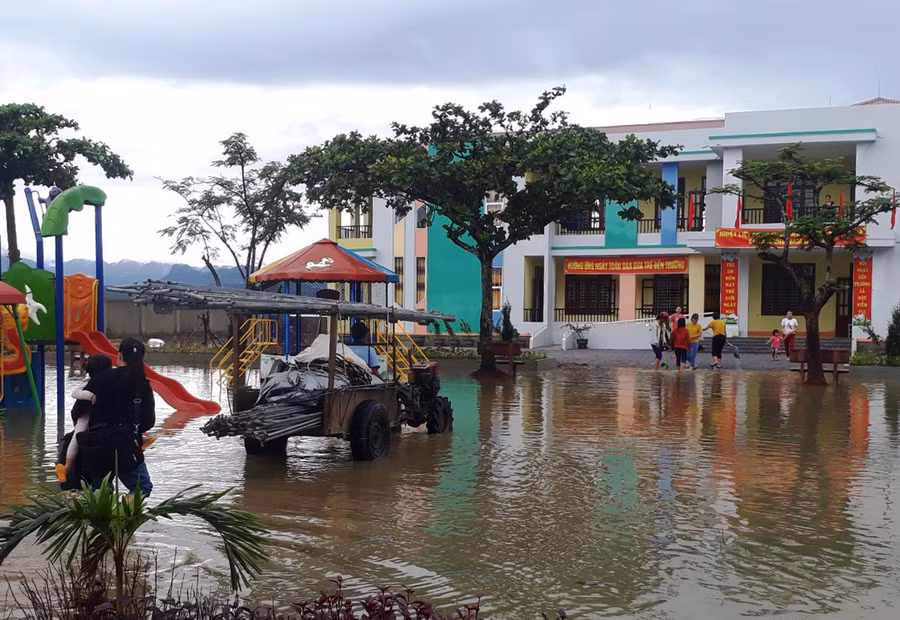 Sự chuẩn bị của giáo viên trường Mầm non An Ninh (Quảng Ninh - Quảng Bình) cho mùa khai giảng mới khi nước lũ vây quanh.