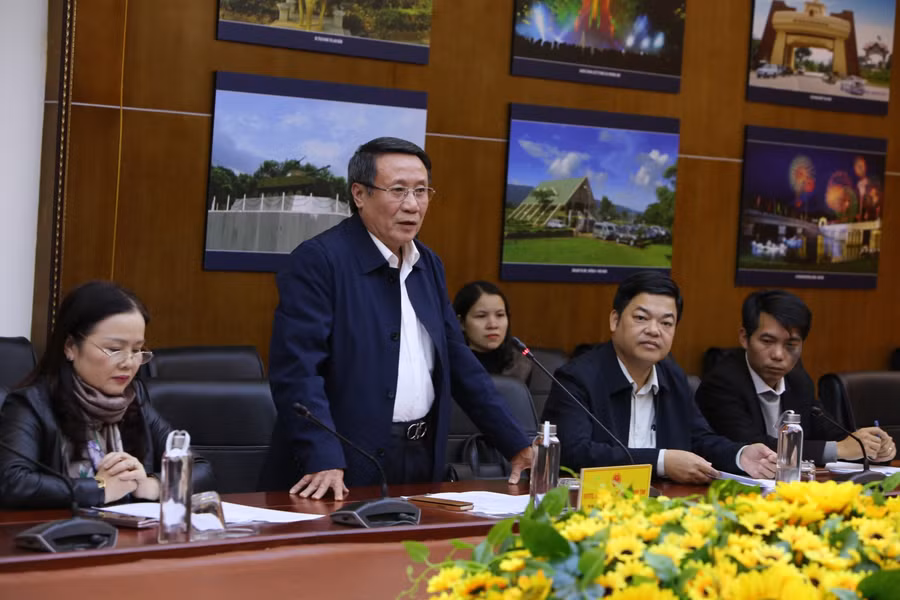 Ông Hà Sỹ Đồng, Phó Chủ tịch UBND tỉnh Quảng Trị trao đổi kinh nghiệm xây dựng NTM với đoàn công tác