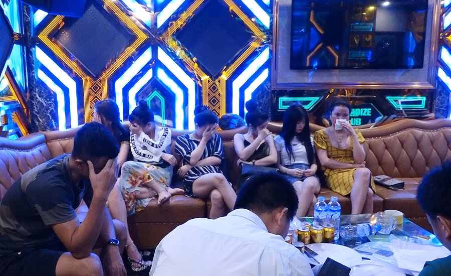 Các đối tượng bị bắt tại Karaoke Thiên Đường II. Các đối tượng bị bắt tại Karaoke Thiên Đường II.