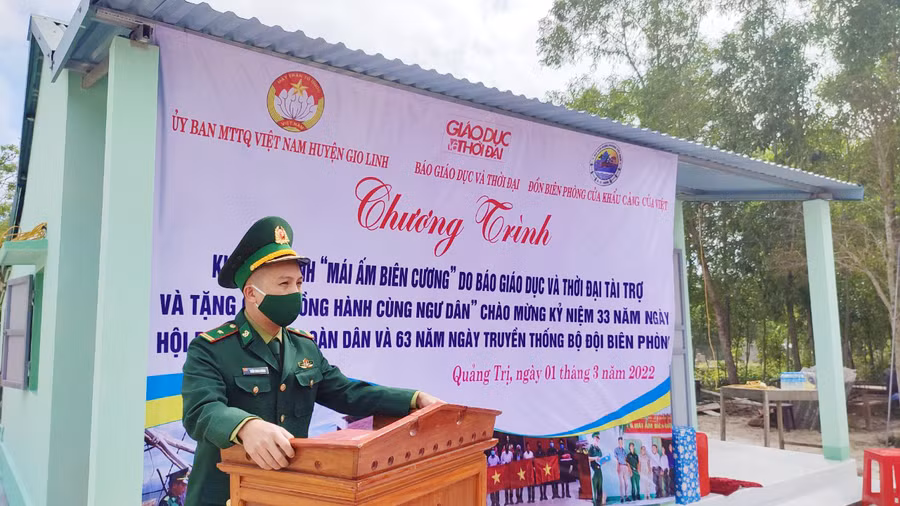 Thiếu tá Trần Minh Cường - Bí thư Đảng ủy, Chính trị viên Đồn Biên phòng Cửa khẩu cảng Cửa Việt phát biểu tại buổi lễ.