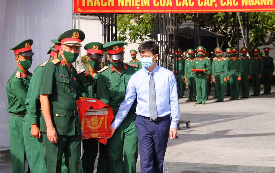 Đưa các hài cốt liệt sĩ vào an táng tại các phần mộ ở Nghĩa trang Liệt sĩ Quốc gia đường 9
