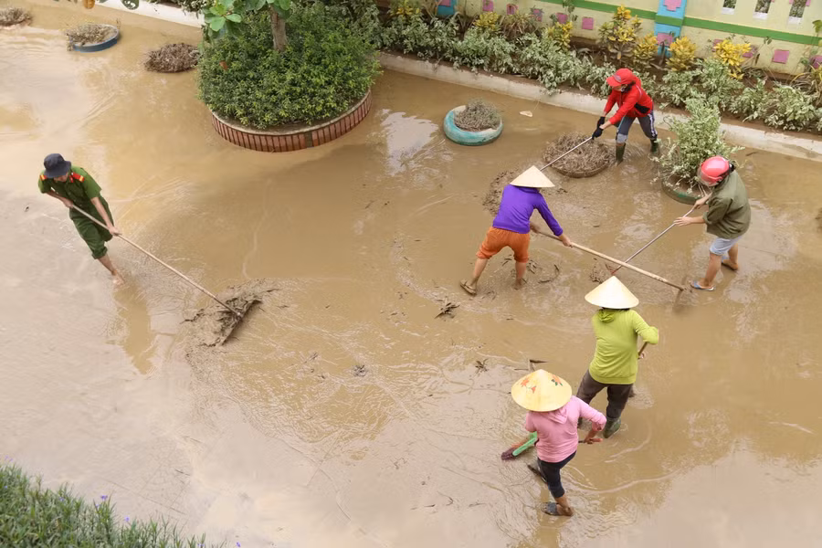 Dọn bùn tại sân trường