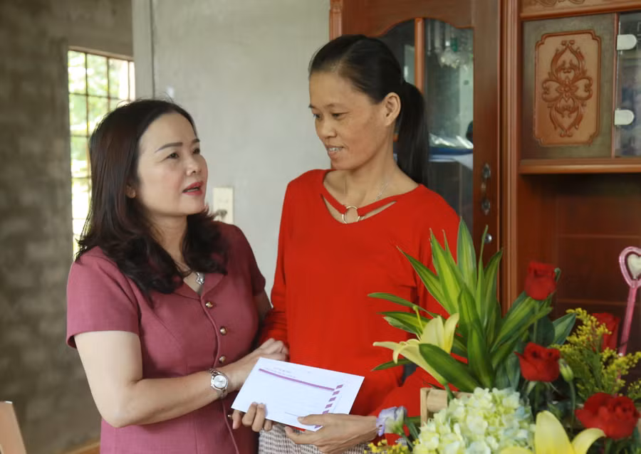 Bà Lê Thị Hương, Giám đốc Sở GD&ĐT tỉnh Quảng Trị tặng quà và động viên cô giáo Hằng Nga vượt qua số phận để tiếp tục cống hiến cho ngành GD&ĐT.