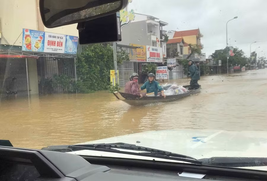 Người dân di chuyển đồ đạc trên thuyền