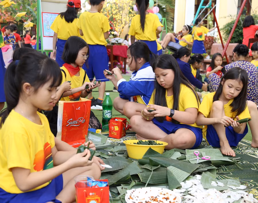 Học sinh làm bánh lọc