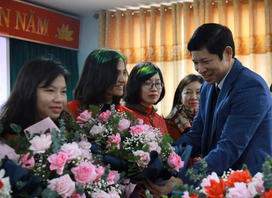 Ông Hồ An Phong, Phó chủ tịch UBND tỉnh Quảng Bình tặng hoa cho đội ngũ giáo viên bồi dưỡng đội tuyển học sinh giỏi quốc gia năm 2020-2021