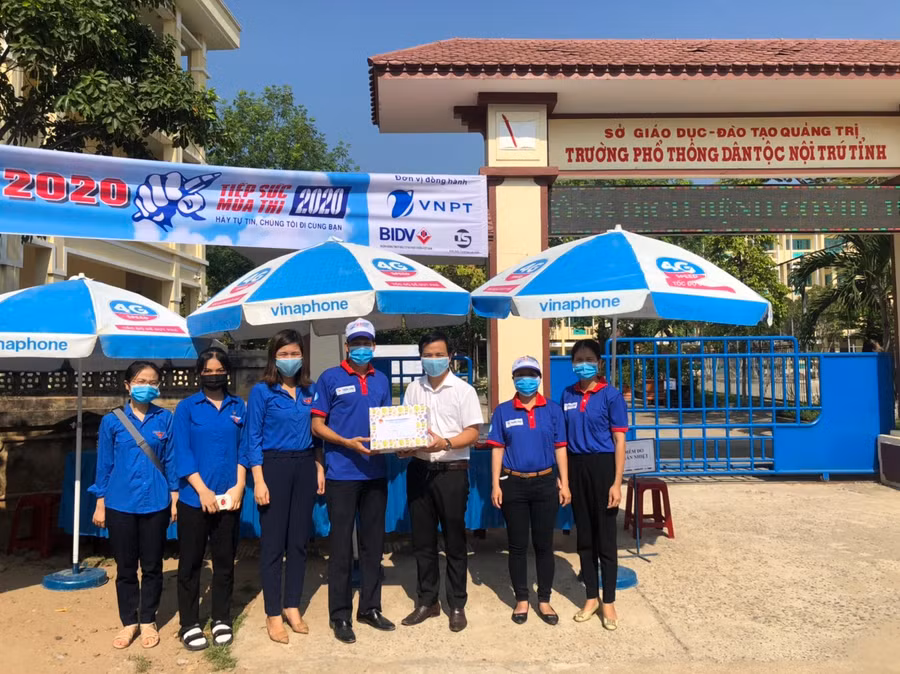 Lãnh đạo Tỉnh đoàn Quảng Trị tặng quà cho tình nguyện viên Đoàn Trường PTDT Nội trú đang tham gia chương trình tại điểm thi đợt 2 của tỉnh Quảng Trị