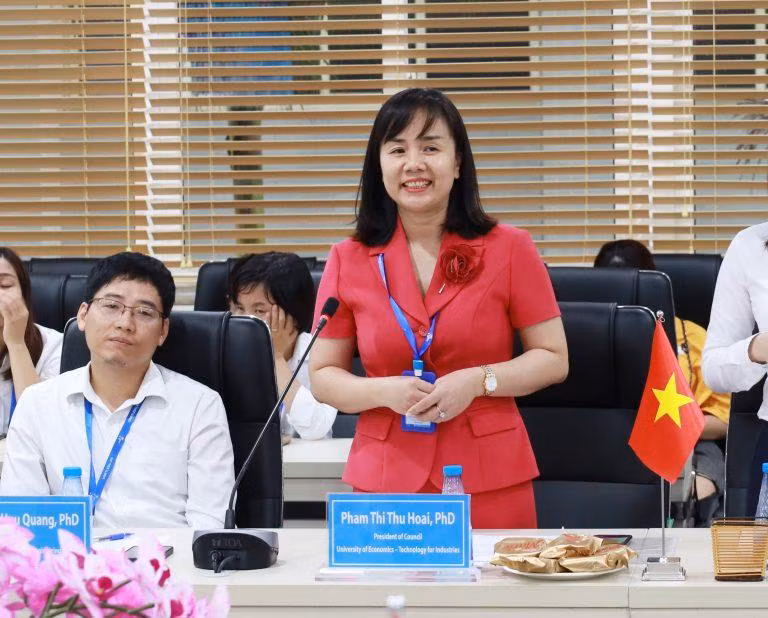 TS. Phạm Thị Thu Hoài phát biểu tại buổi làm việc (ảnh: Uneti).