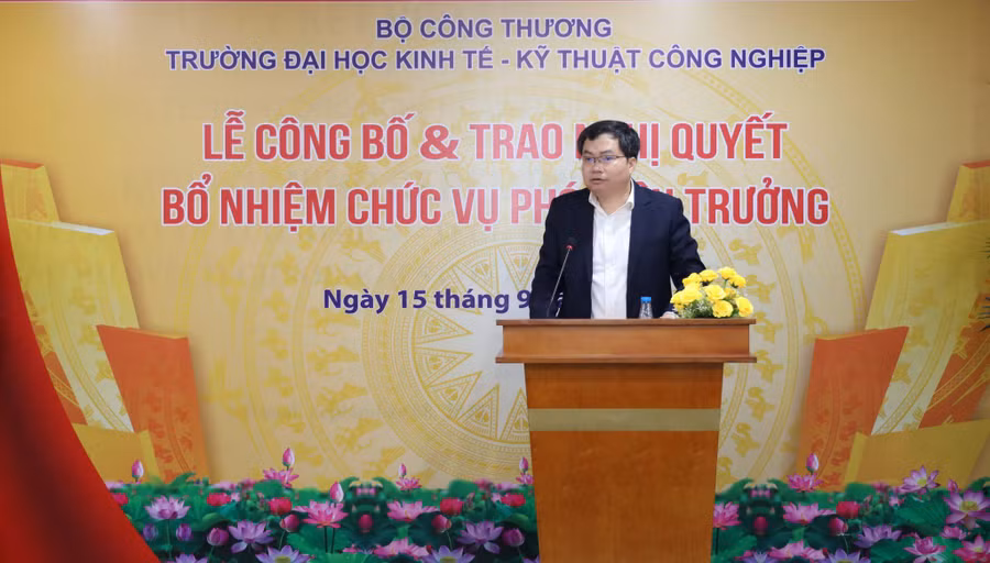 Ông Trần Việt Hòa – Vụ trưởng Vụ Khoa học Công nghệ, Bộ Công thương phát biểu và tặng hoa chúc mừng tại buổi lễ (ảnh: Uneti). Ông Trần Việt Hòa – Vụ trưởng Vụ Khoa học Công nghệ, Bộ Công thương phát biểu và tặng hoa chúc mừng tại buổi lễ (ảnh: Uneti).