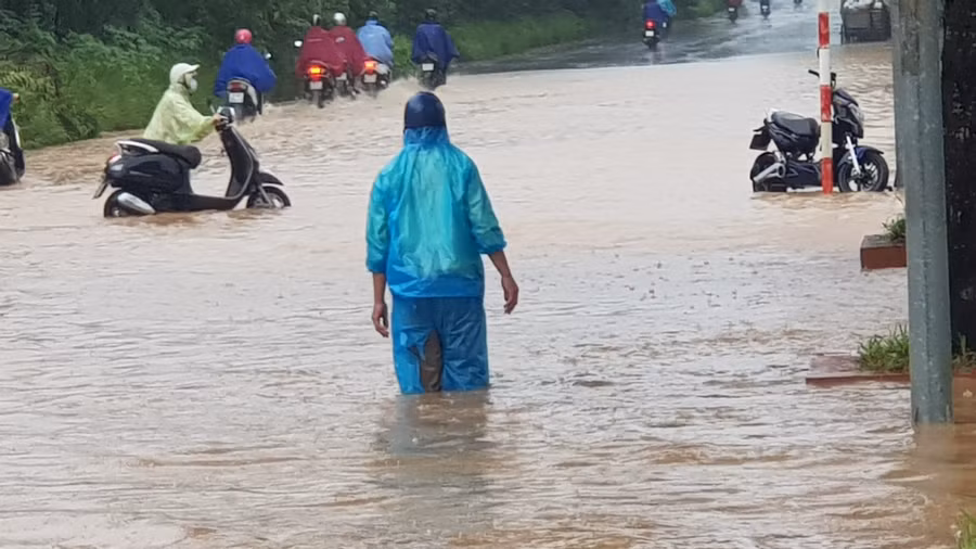Nhiều đoạn trên tuyến Đại lộ Thăng Long bị ngập sâu do mưa bão