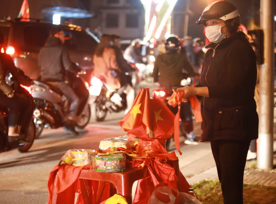 Bàn bán cờ và các băng rôn cổ vũ đội tuyển Việt Nam