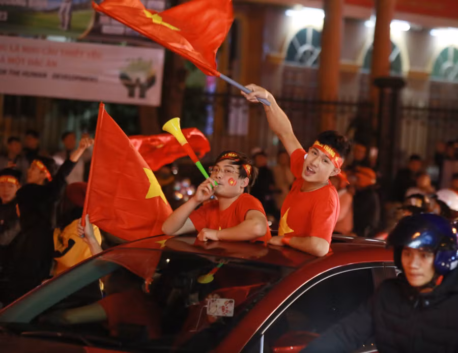 Thổi kèn, phất cờ và hò reo mừng chiến thắng