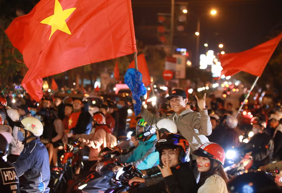 Người dân Quảng Bình đổ ra đường ăn mừng chiến thắng của đội tuyển bóng đá Việt Nam sau trận chung kết AFF Cup 2018